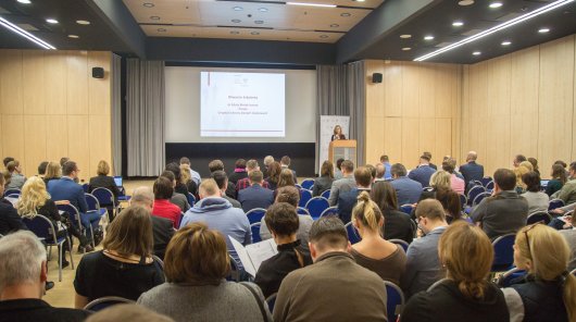 dr Edyta Bielak-Jomaa, Prezes UODO podczas otwarcia szkolenia oraz uczestnicy szkolenia